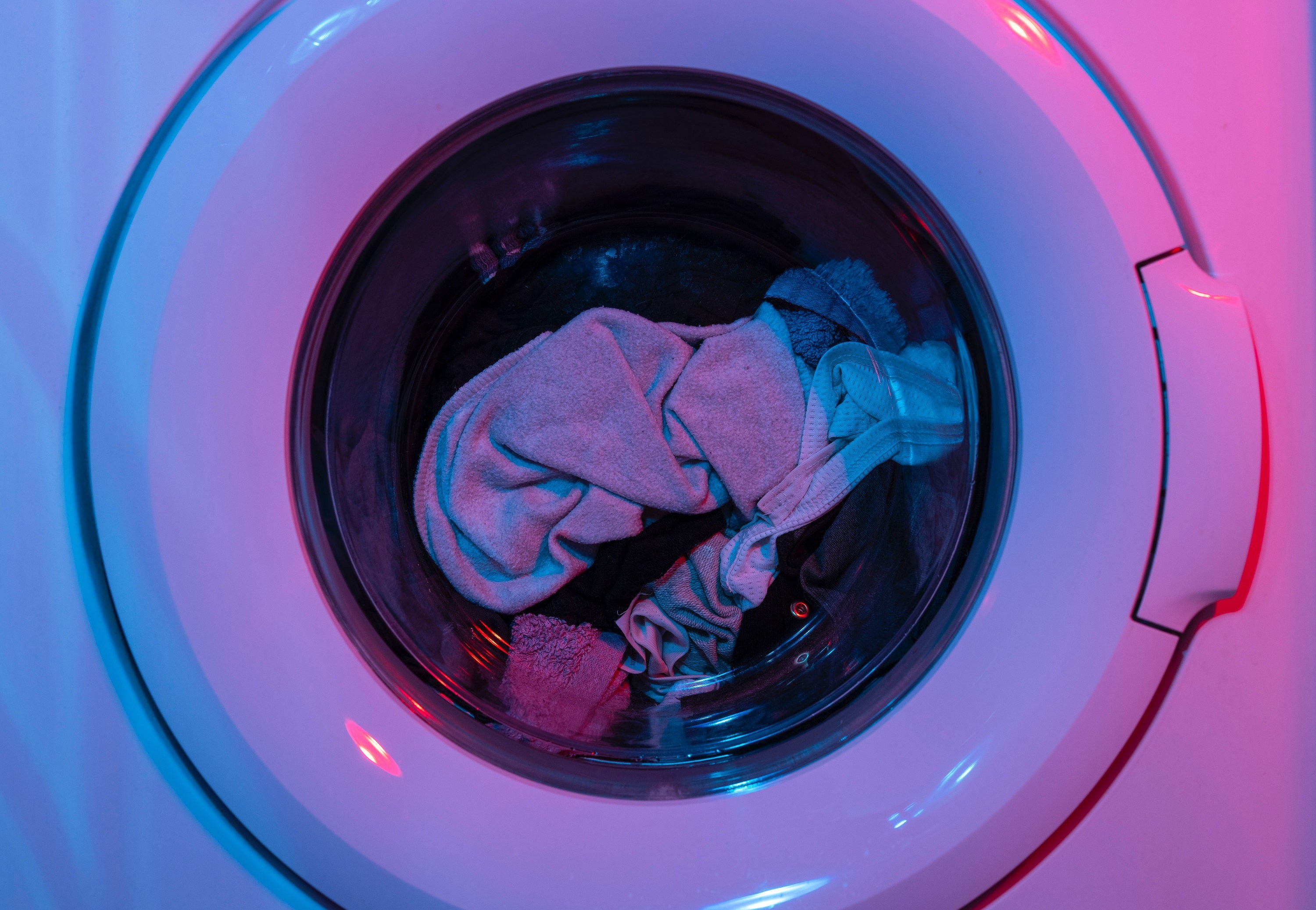 Mikroplastik findet sich in Kleidung und Waschmitteln