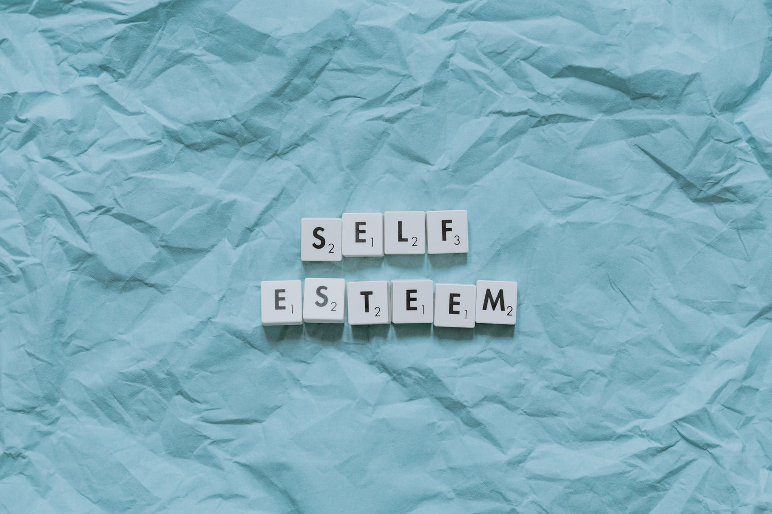 Self Esteem schwarze Buchstaben auf blauem Untergrund