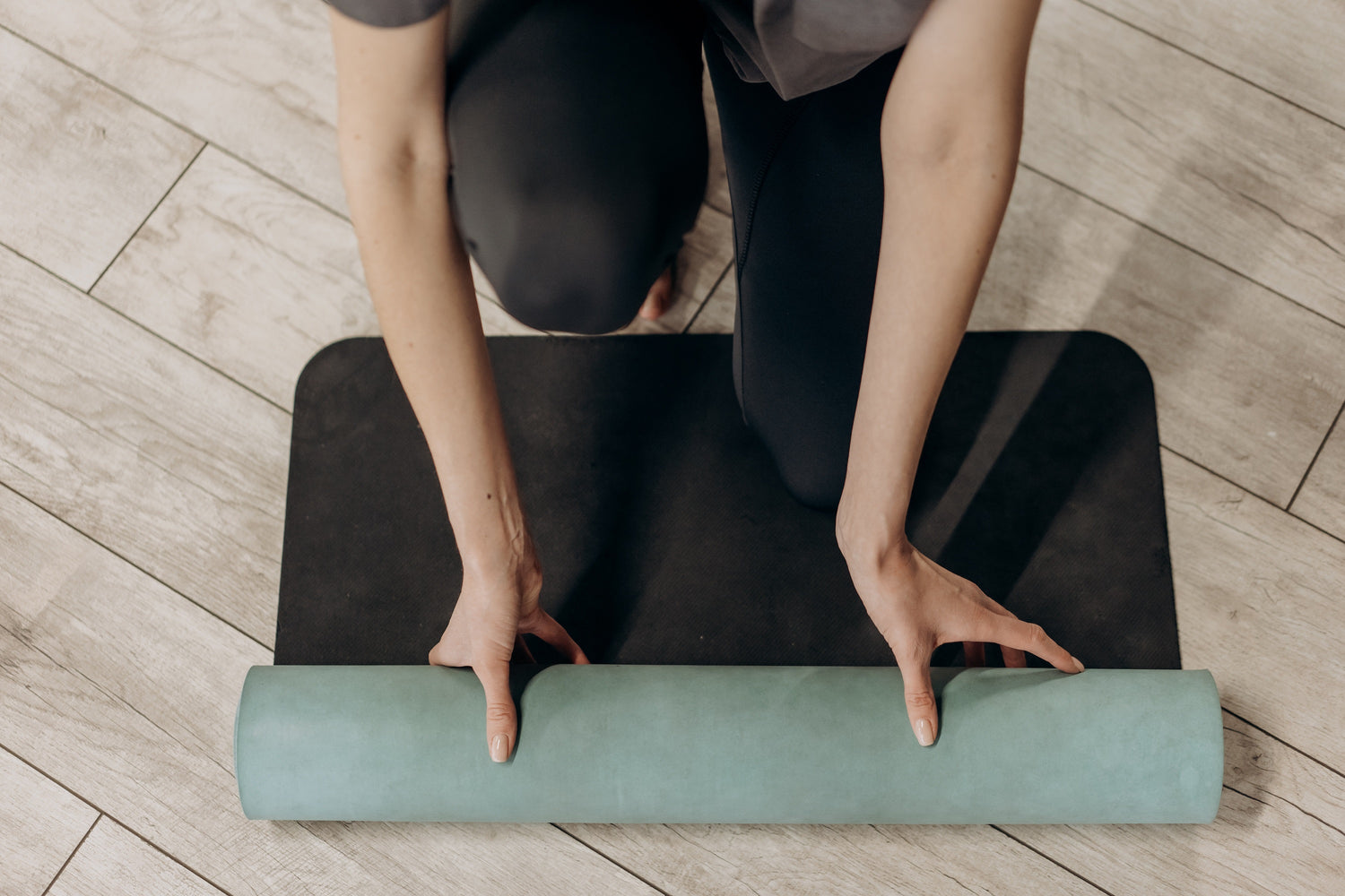 Leichter Sport: Eine Frau rollt ihre Yogamatte aus